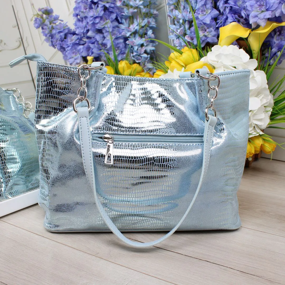 Жіноча блакитна сумка на плече для мандрівниці з екошкіри